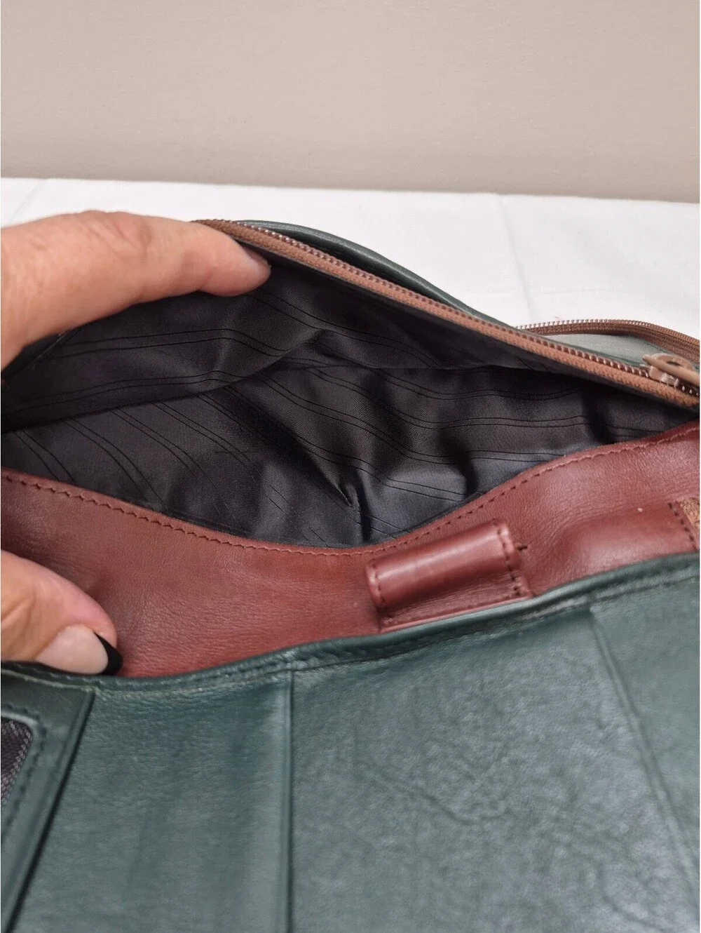 The Orvis Company Genuine Leather Zip-Around Wallet in Green and Brown B464